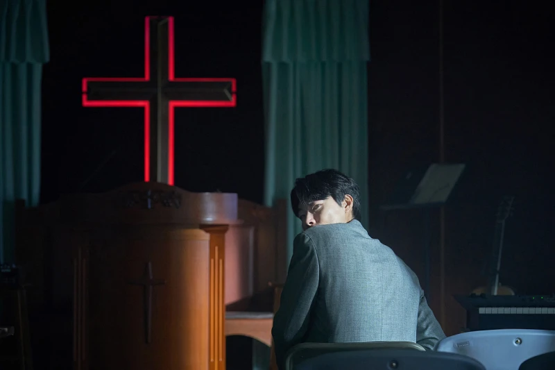 '계시록' 리뷰: 믿음과 광기의 경계를 넘나드는 충격적 심리 스릴러 10 Revelations06