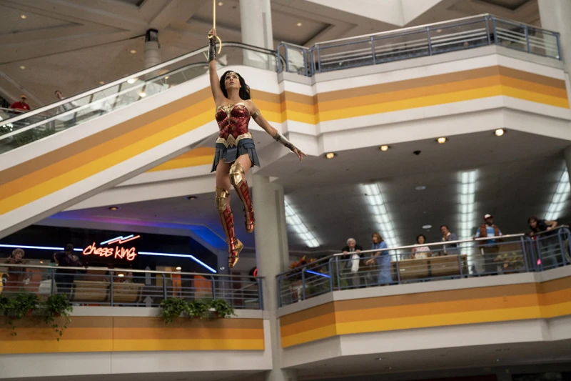 '원더우먼 1984' 리뷰: 80년대의 화려함 속에서 펼쳐지는 욕망과 진실의 대결 9 Wonder Woman 198406