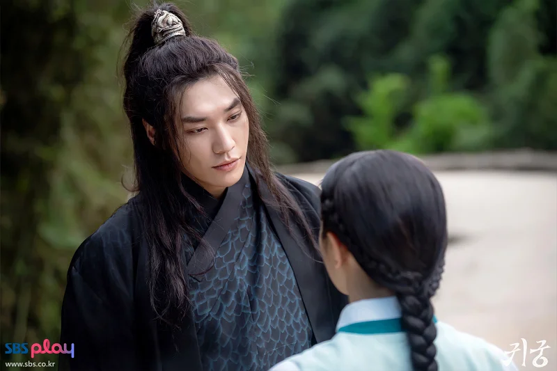 '귀궁' 리뷰: 이무기와 무녀의 운명적 만남, 2025년 판타지 사극의 새 역사를 쓰다 9 The Haunted Palace02