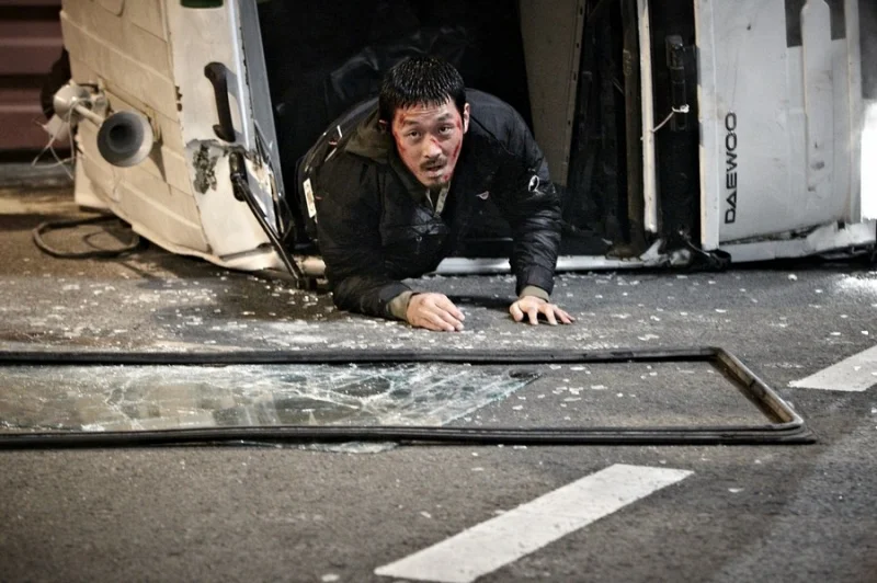 '황해' 리뷰: 156분간 펼쳐지는 절망의 미로, 한국 영화사 최고의 추격 서사시 13 The Yellow Sea04