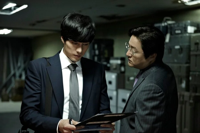 '회사원' 리뷰: 퇴사가 곧 죽음? K-직장인의 애환을 담은 가장 잔혹한 블랙 코미디 9 A Company Man01