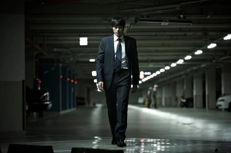 '회사원' 리뷰: 퇴사가 곧 죽음? K-직장인의 애환을 담은 가장 잔혹한 블랙 코미디 10 A Company Man011