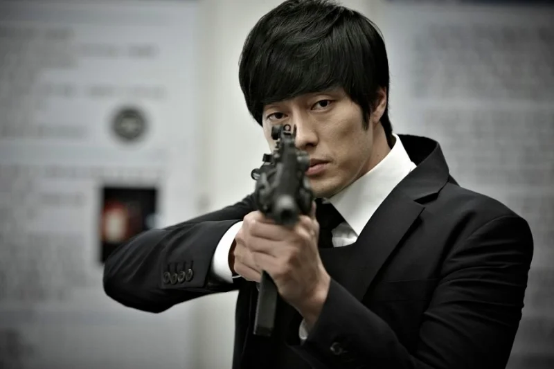'회사원' 리뷰: 퇴사가 곧 죽음? K-직장인의 애환을 담은 가장 잔혹한 블랙 코미디 12 A Company Man02