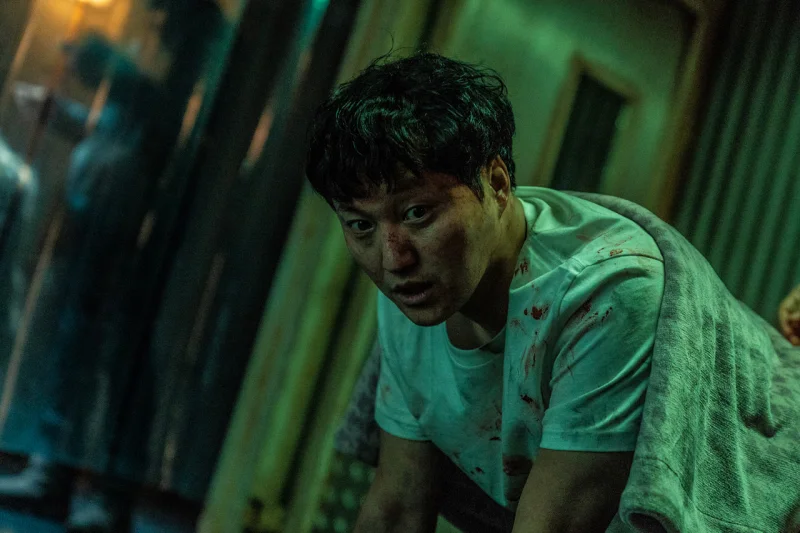 '더러운 돈에 손대지 마라' 리뷰: 극장 실패와 넷플릭스 1위, 이 잔혹한 범죄 누아르의 진짜 얼굴은? 12 Dirty Money11