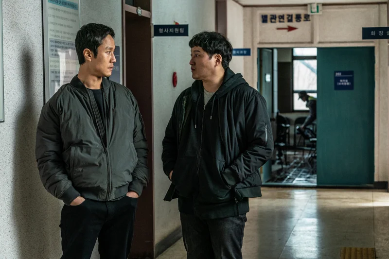 '더러운 돈에 손대지 마라' 리뷰: 극장 실패와 넷플릭스 1위, 이 잔혹한 범죄 누아르의 진짜 얼굴은? 11 Dirty Money4