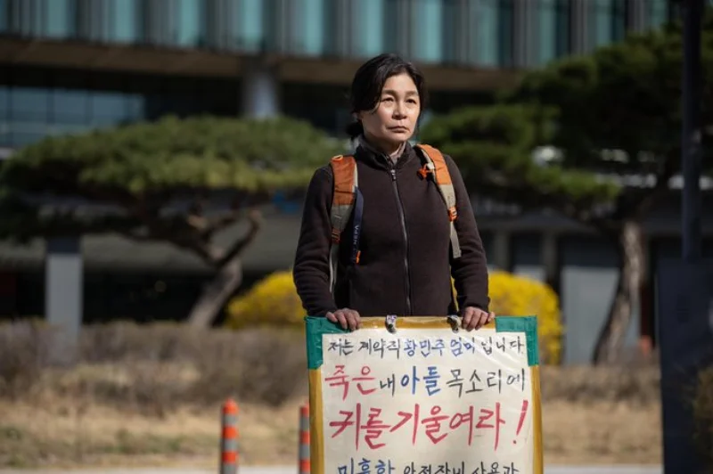 넷플릭스 '트리거' 리뷰: 김남길과 김영광이 그려낸 총기재난 스릴러의 충격적 완성작 10 Trigger3