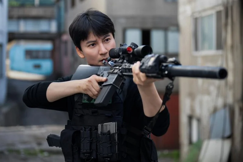 넷플릭스 '트리거' 리뷰: 김남길과 김영광이 그려낸 총기재난 스릴러의 충격적 완성작 13 Trigger7