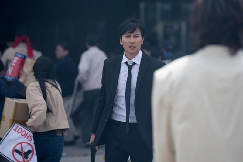 넷플릭스 '트리거' 리뷰: 김남길과 김영광이 그려낸 총기재난 스릴러의 충격적 완성작 11 Trigger8