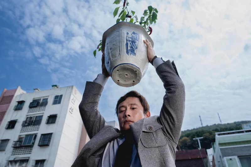 '어쩔수가없다' 리뷰: 박찬욱 감독의 치밀한 블랙코미디, 25년 경력 제지 전문가의 극단적 선택을 그린 생존 서스펜스 10 no other choice8