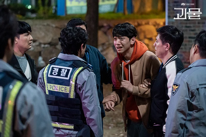 드라마 '괴물' 리뷰: 21년 미제사건이 폭로하는 진실과 두 형사의 위험한 동행 13 Beyond Evil3