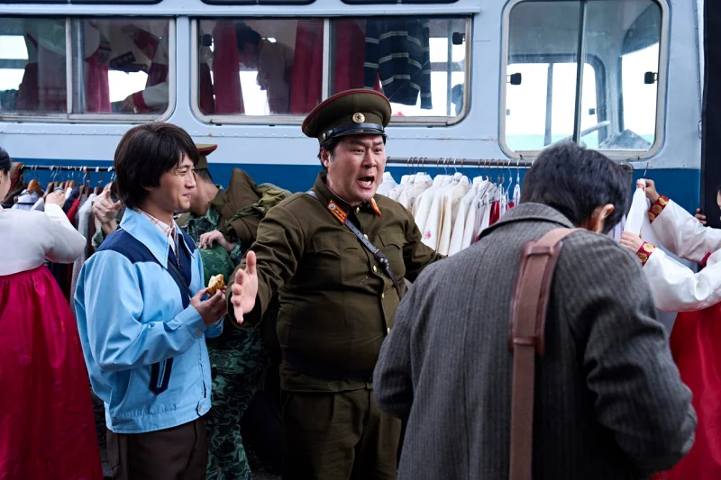 '굿뉴스' 리뷰: 조작된 영웅담, 감춰진 진실…진짜 굿뉴스란 무엇인가? 15 Good News4