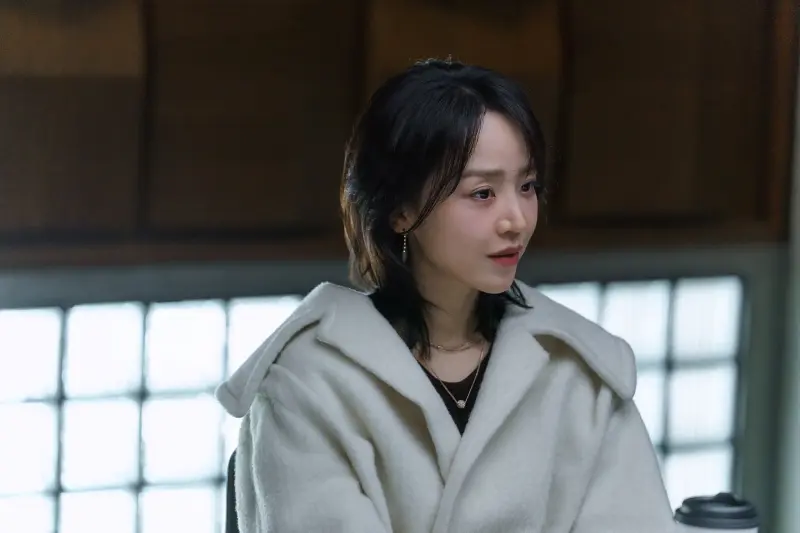 '레이디 두아' 리뷰: 가짜가 만든 완벽한 명품의 신화, 당신이 믿는 '진짜'는 과연 무엇입니까? 3 The Art of Sarah8