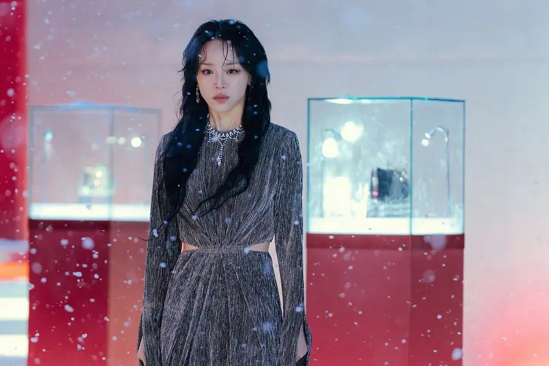 '레이디 두아' 리뷰: 가짜가 만든 완벽한 명품의 신화, 당신이 믿는 '진짜'는 과연 무엇입니까? 2 The Art of Sarah9