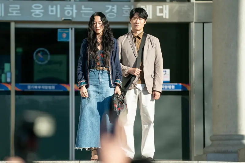 '자백의 대가' 리뷰: 전도연과 김고은이 빚어낸 처절한 연대, 진실보다 잔혹한 자백의 무게 5 The Price of Confession3