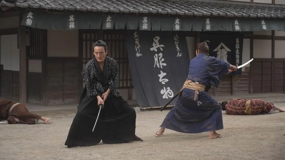 '사무라이 타임 슬리퍼' 리뷰: 일본 시대극의 황혼을 비추는 가장 뜨거운 진검 승부 3 A Samurai in Time3