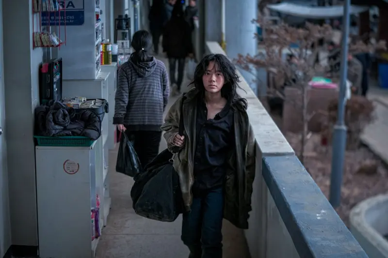 '콘크리트 마켓' 리뷰: 매력적인 설정에도 길을 잃은 디스토피아, 짙은 아쉬움이 남는 이유 5 Concrete Market1