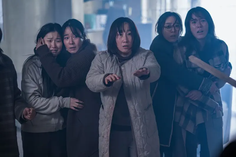 '콘크리트 마켓' 리뷰: 매력적인 설정에도 길을 잃은 디스토피아, 짙은 아쉬움이 남는 이유 4 Concrete Market3