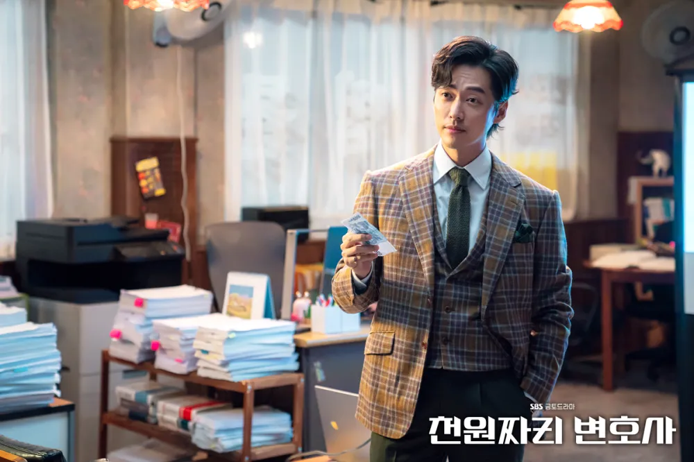 '천원짜리 변호사' 리뷰: 법이라는 이름의 차가운 검을 인간미라는 온기로 녹여낸 해학극 2 One Dollar Lawyer4