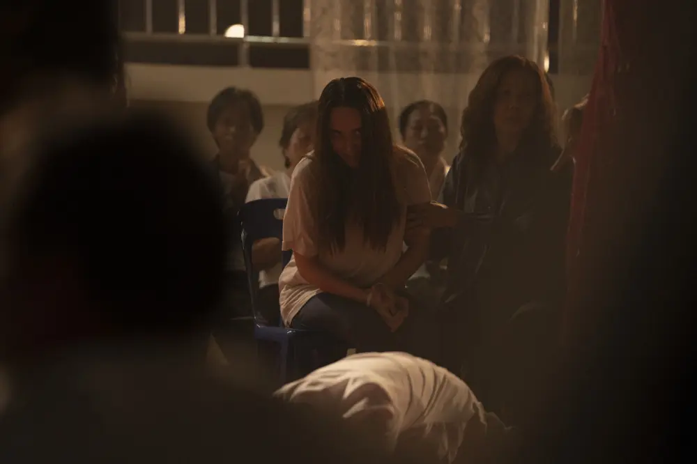 '랑종' 리뷰: 태국 샤머니즘의 눅눅한 공포와 인과응보의 지옥도 3 The Medium6