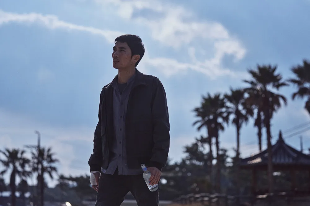 '낙원의 밤' 리뷰: 찬란한 빛과 서늘한 어둠이 교차하는 핏빛 레퀴엠 3 Night in Paradise3