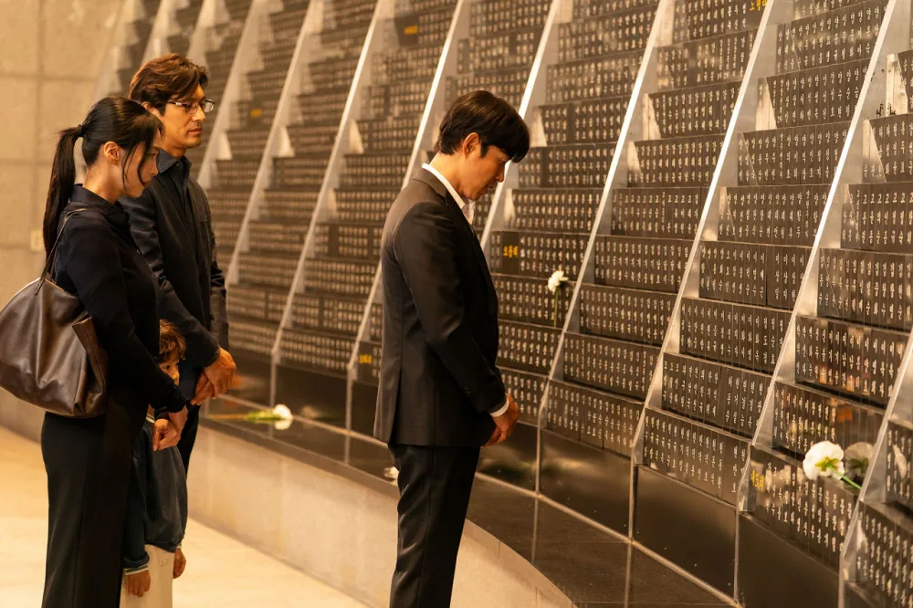 '내 이름은' 리뷰: 78년의 시린 시간을 건너 기어이 피어난 찬란한 진혼곡 5 My Name1