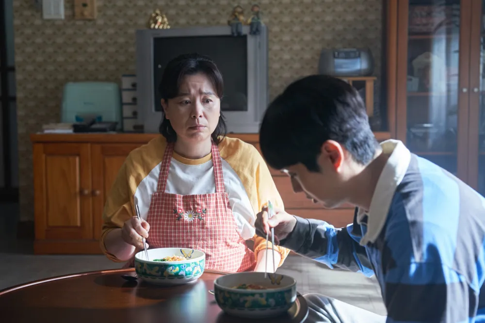 '넘버원' 리뷰: 잔인한 카운트다운의 끝, 식탁 위에서 완성된 가장 따뜻한 화해 3 Number One1